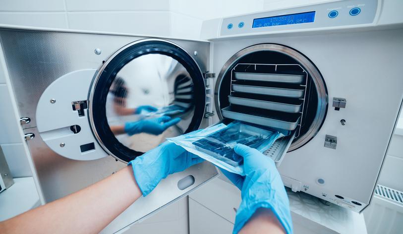 Sterilizing medical instruments in autoclave